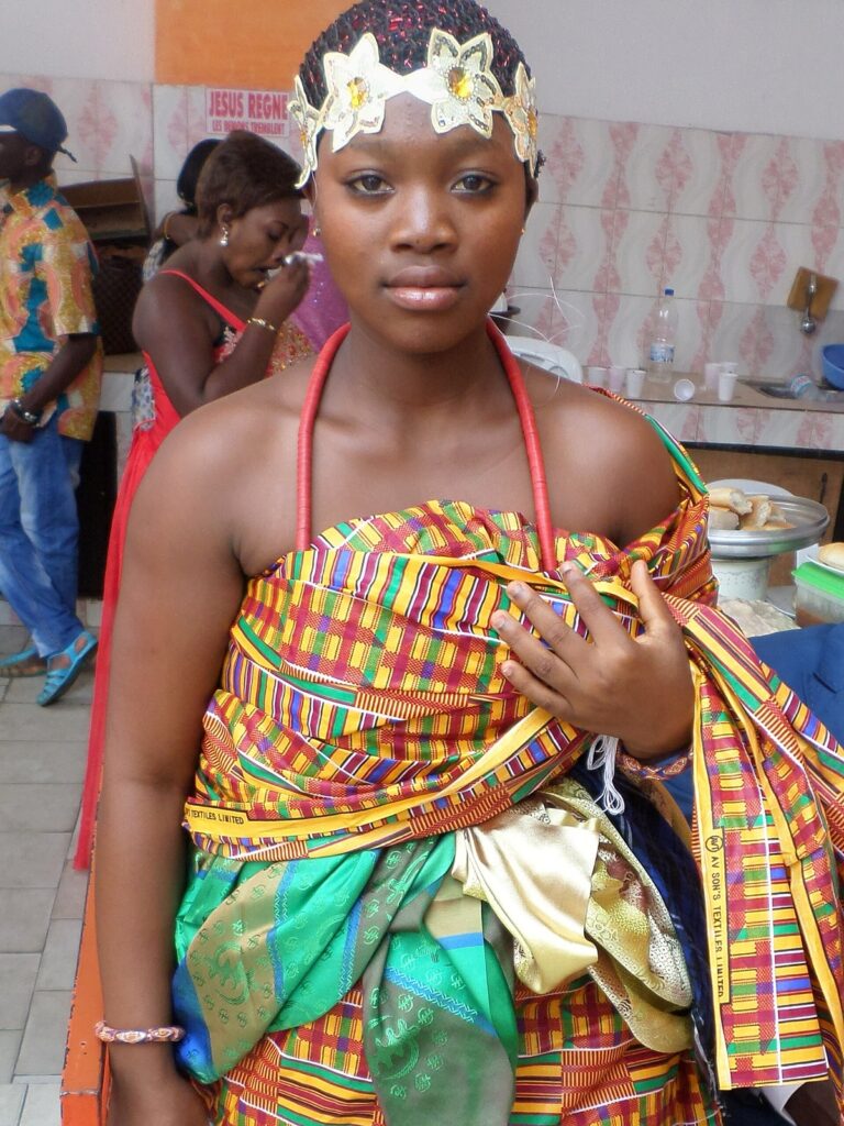 Jeune danseuse Abron vêtue de Kentè