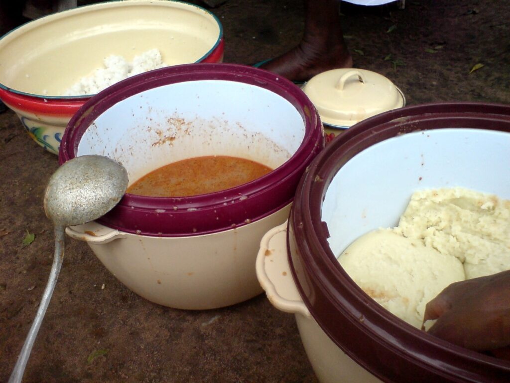 Foutou igname servi avec une sauce arachide