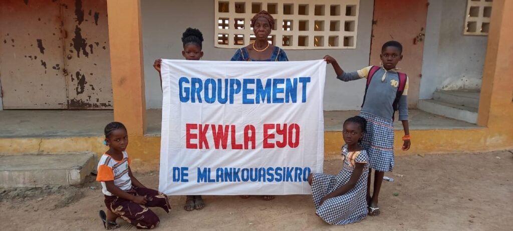 Membres d’un groupement de femmes de village avec leur banderole