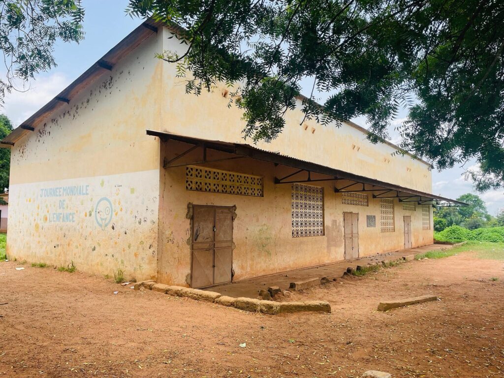 Bâtiment de trois salles de classe dans un village ivoirien