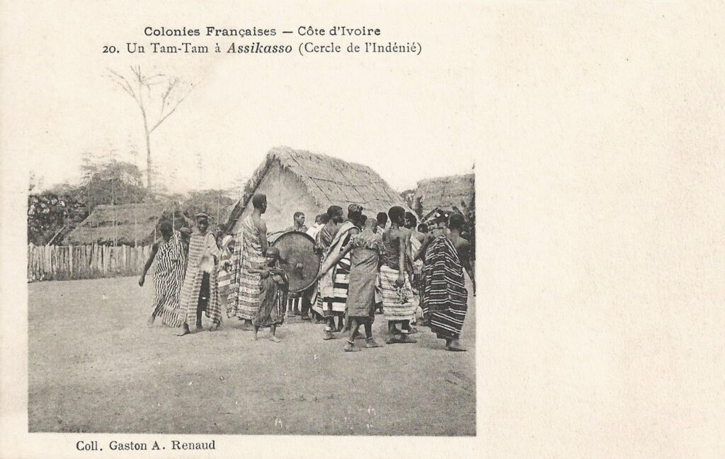 Carte postale ancienne d’un tam-tam à Assikasso, cercle de l’Indénié