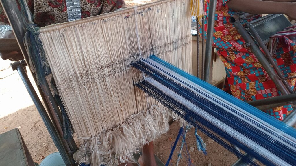 Bandes de Kentè en cours de tissage sur un métier traditionnel